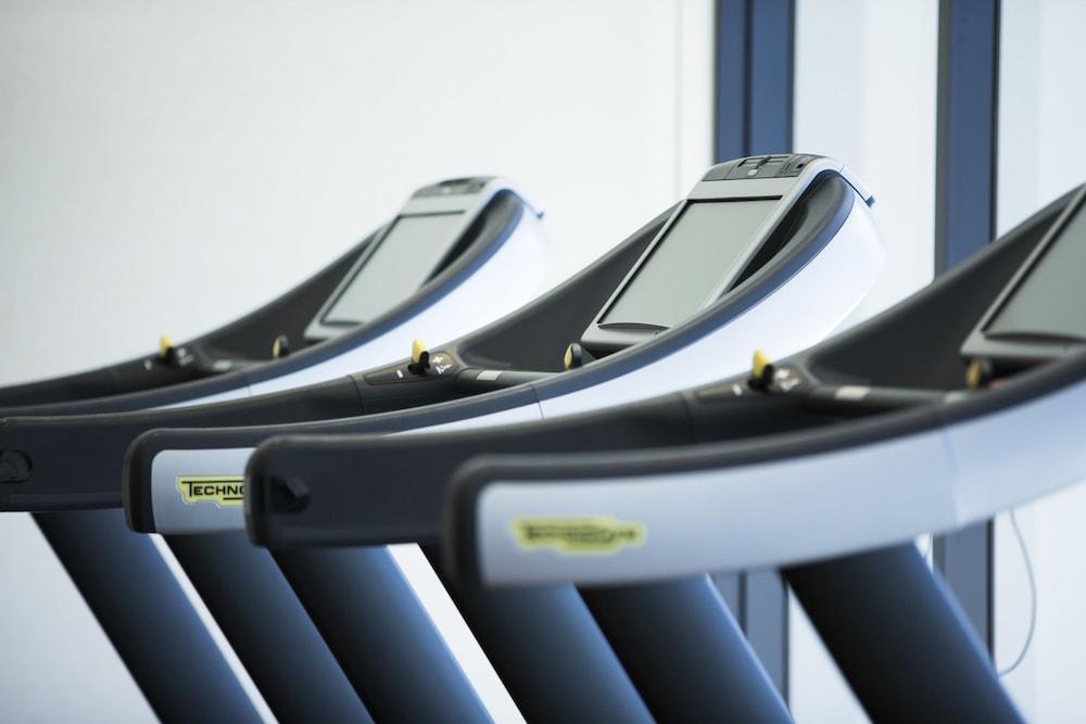 Hotel Hyatt Regency Naha, Okinawa Exterior foto A row of treadmills